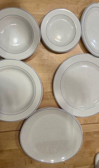 Vajilla cerámica blanca con línea azul