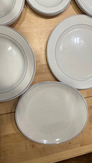 Vajilla cerámica blanca con línea azul