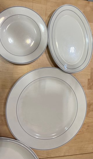 Vajilla cerámica blanca con línea azul