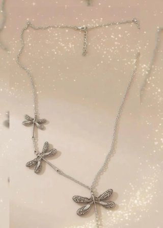 Collar de plata con libélulas