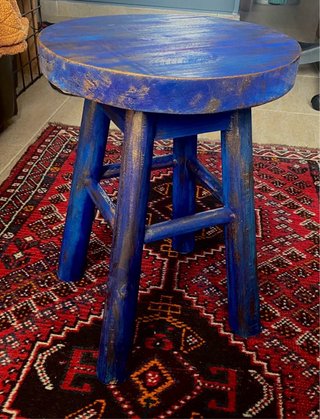 Taburete de madera bohemio azul cobalto y dorado