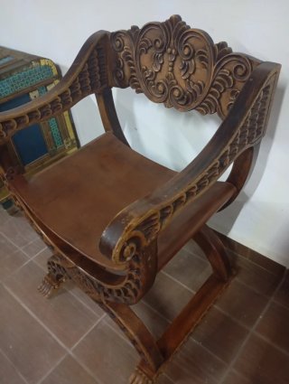 Sillón antiguo jamuga madera tallada