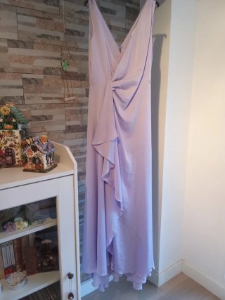 Vestido de fiesta lila largo con pequeña cola