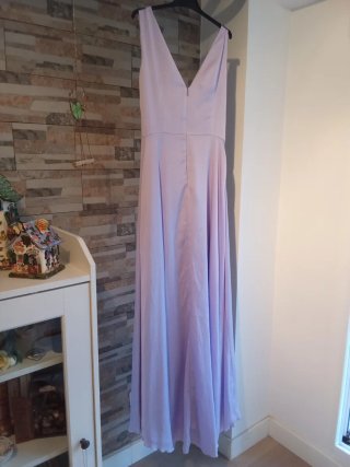 Vestido de fiesta lila largo con pequeña cola