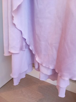 Vestido de fiesta lila largo con pequeña cola