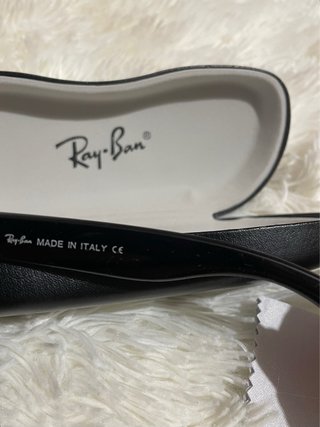 Occhiali da sole Ray-Ban con montatura nera