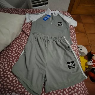 Conjunto deportivo Adidas gris y blanco