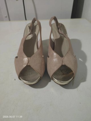 Zapatos dorados de tacón abierto