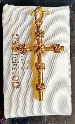 Cruz de Gold/Filled 14/20 con nudos.