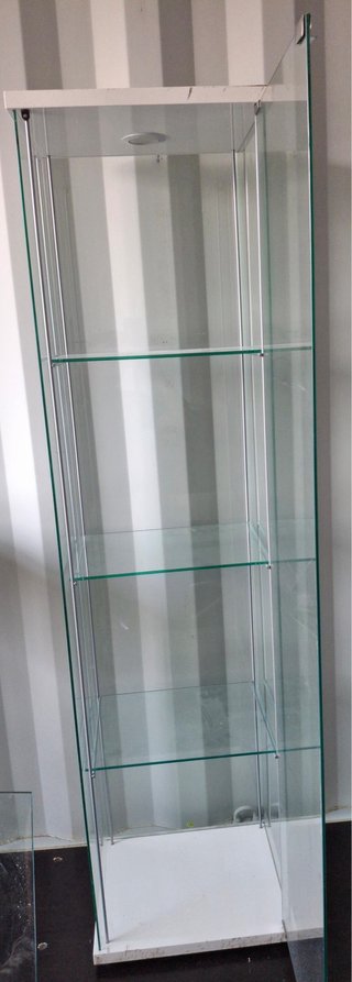 Vitrina expositora de cristal y metal