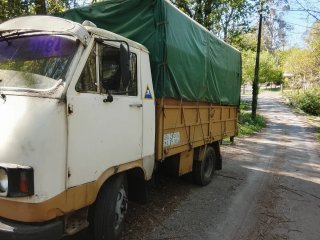 Camión con lona verde