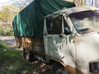 Camión con lona verde