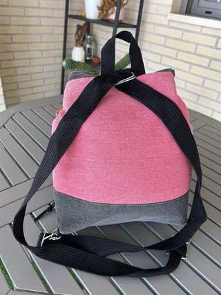 Mochila gris y rosa