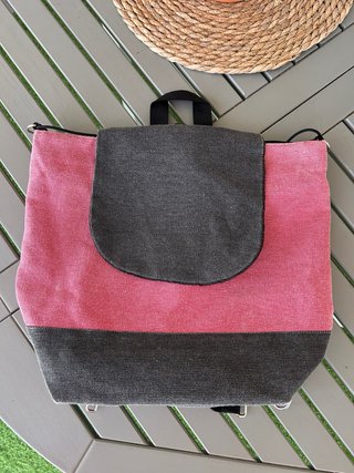Mochila gris y rosa