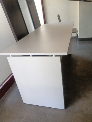 Mesa de oficina blanca