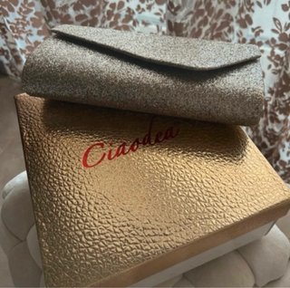 Scarpe con tacco e pochette oro