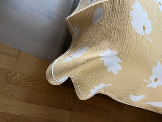 Colchas amarillas con flores blancas