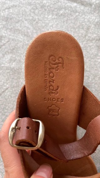 Sandalias de piel con cuña