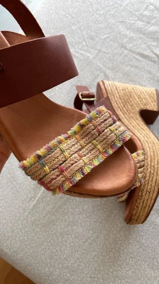Sandalias de piel con cuña
