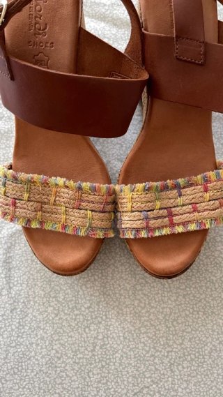 Sandalias de piel con cuña