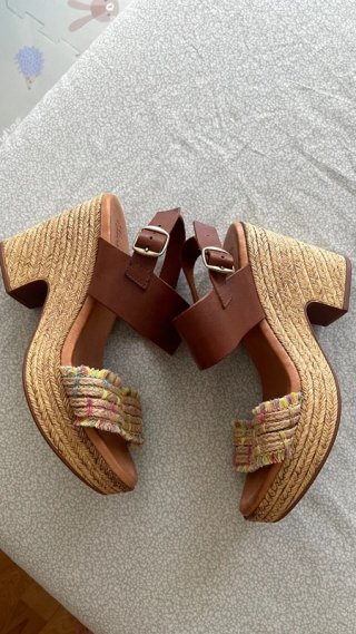 Sandalias de piel con cuña