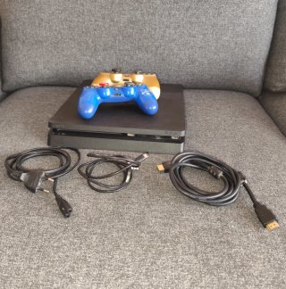 PS4 Slim 1TB Negra con Mandos y Cables