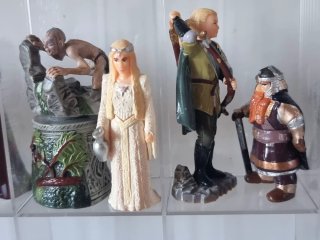 Figuras El Señor de los Anillos Kinder con vitrina