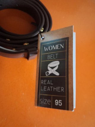 Cintura in pelle da donna con borchie