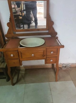 Palanganero antiguo de madera y cerámica