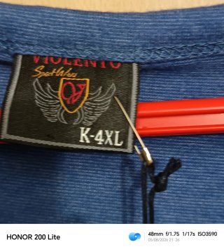 Camiseta azul con bolsillo
