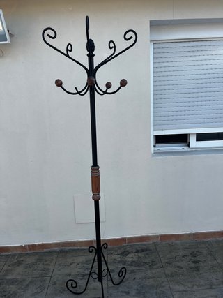 Perchero de pie metal y madera