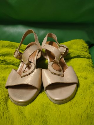 Sandalias elegantes beige
