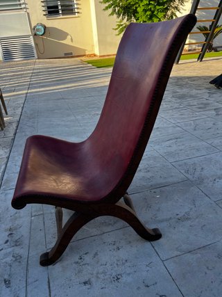 Sillón de cuero y madera