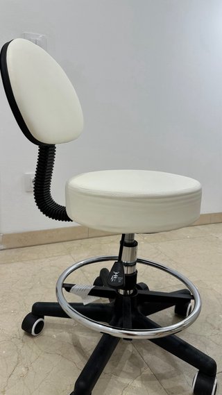 Taburete con respaldo