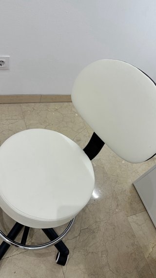 Taburete con respaldo