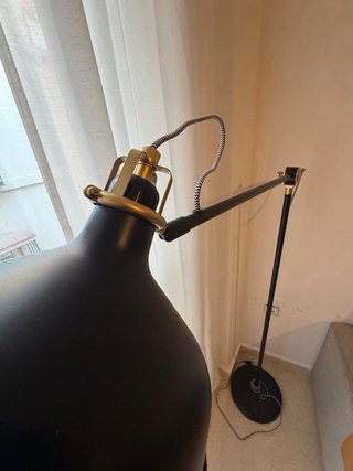 Lámpara de pie negra y dorada