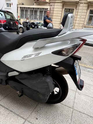 Daelim S1 Scooter Negra y Blanca piezas