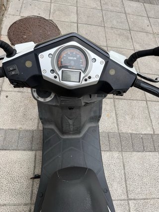 Daelim S1 Scooter Negra y Blanca piezas