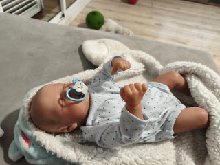 Bebé Reborn con saquito, bibi y chupete