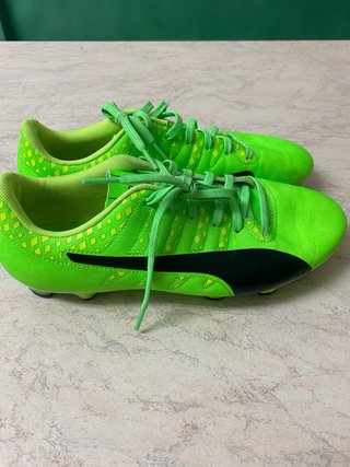 Botas de fútbol Puma Talla 41 con tacos
