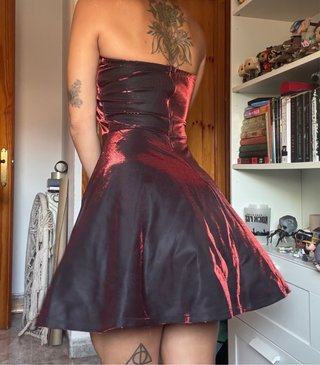 Vestido fiesta corto plateado y burdeos metalizado