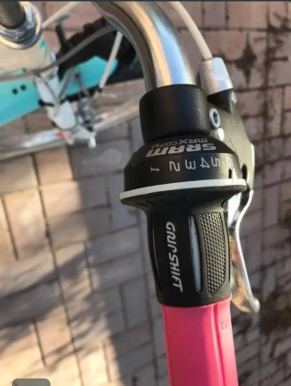 Bicicleta blanca con detalles turquesa