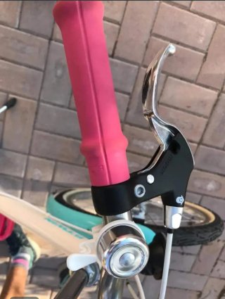 Bicicleta blanca con detalles turquesa