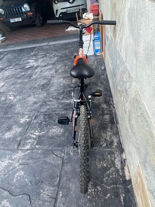 Bicicleta infantil negra y naranja