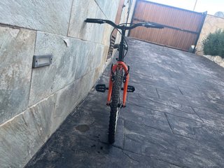 Bicicleta infantil negra y naranja
