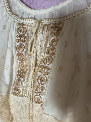 Vestido ibicenco beige y blanco