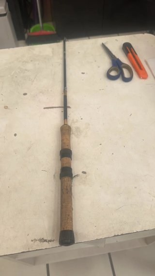 Caña y carrete de pesca antiguos. Escucho ofertas