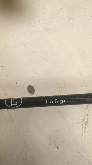 Caña y carrete de pesca antiguos. Escucho ofertas