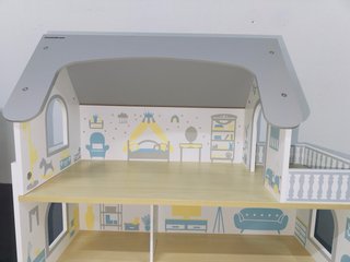 Casa de muñecas de madera. mamabrum.