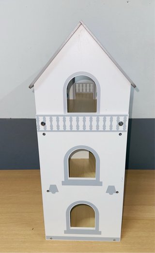 Casa de muñecas de madera. mamabrum.